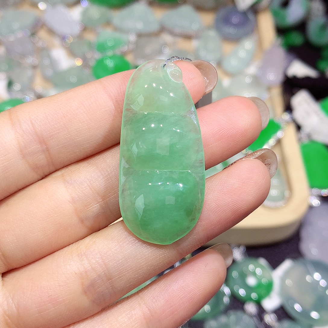 翡翠未镶嵌颈饰豆