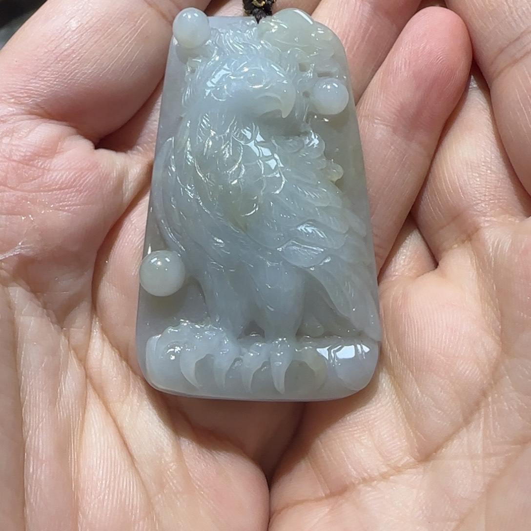 翡翠未镶嵌颈饰。。