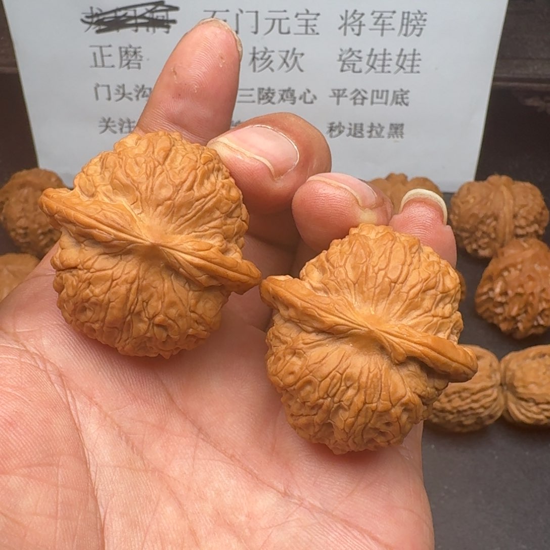 文玩核桃吊坠血麒麟