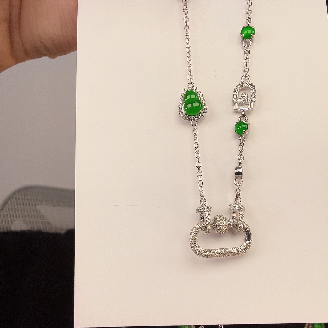 翡翠未镶嵌颈饰一件