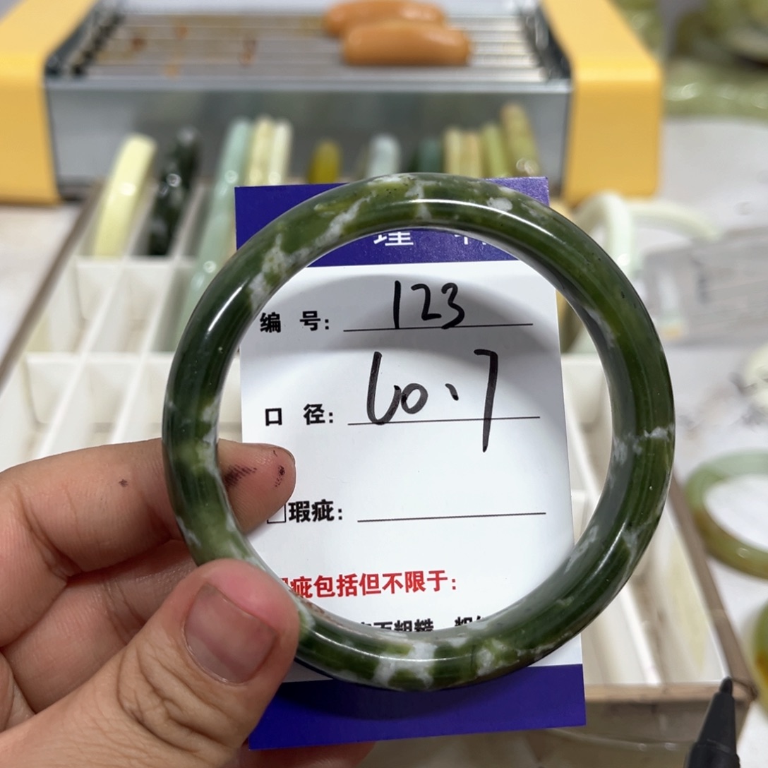 蛇纹石玉手镯未镶嵌