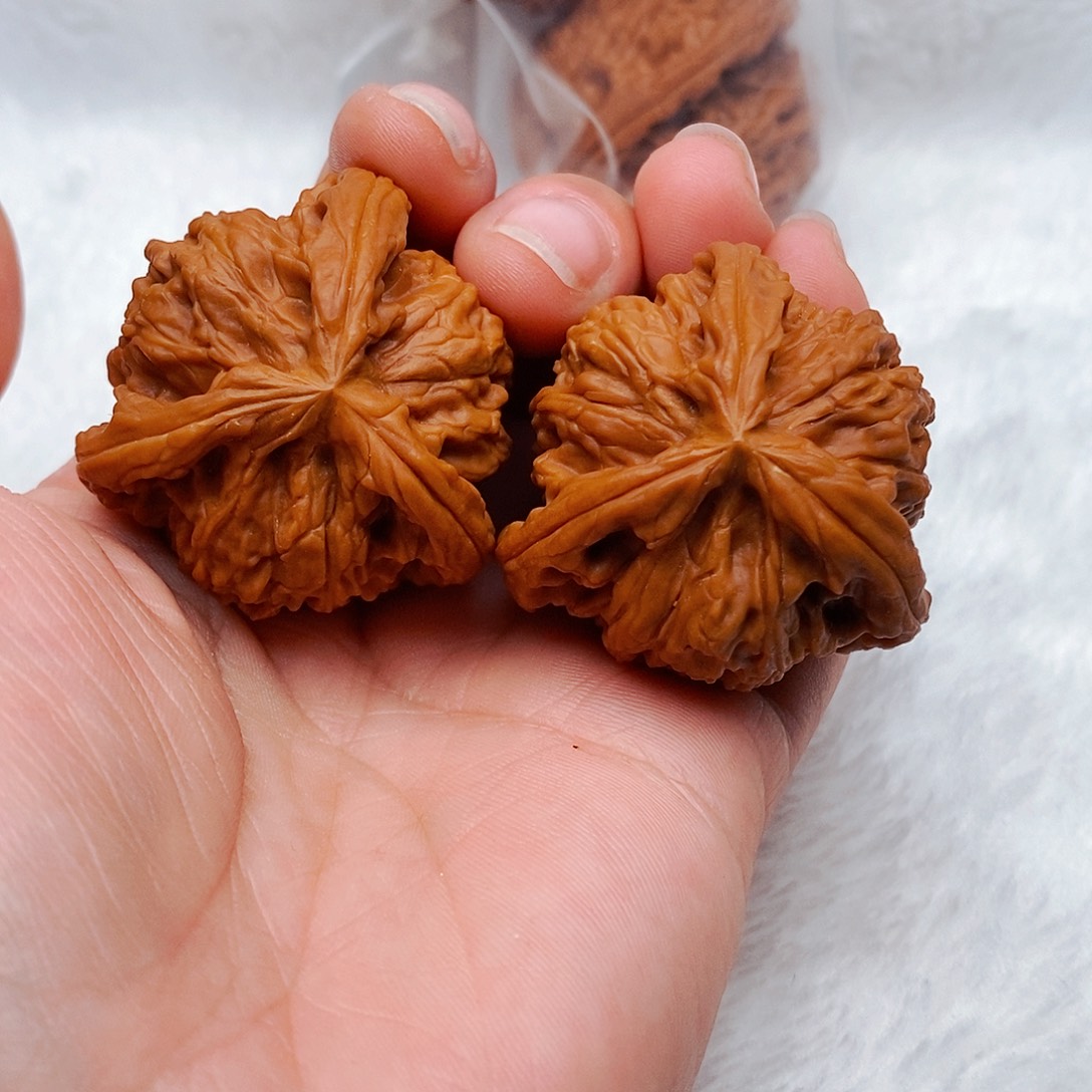 克***尼文玩核桃吊坠三棱