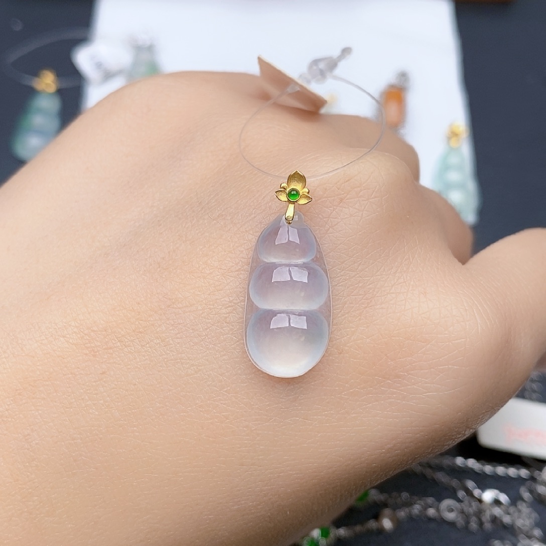 翡翠18K金镶嵌颈饰白冰福豆吊坠