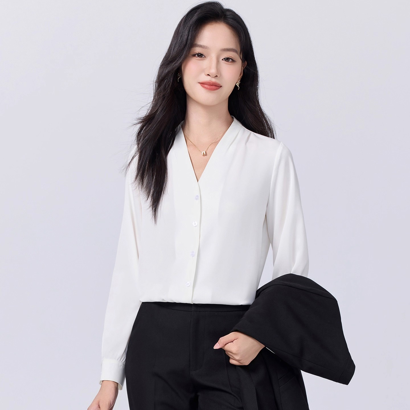白色V领衬衫女秋季2025新款小个子高级感醋酸缎面长袖职业白衬衣