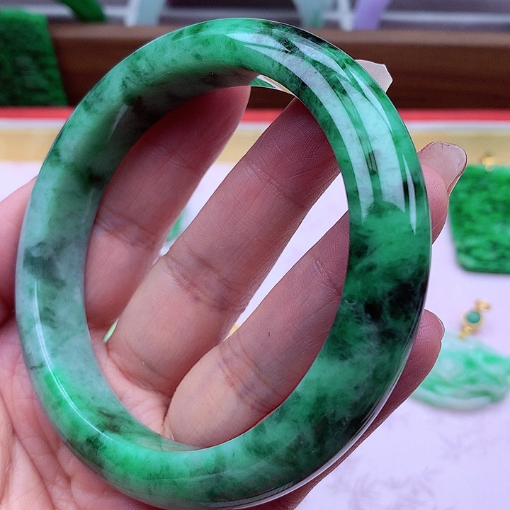 翡翠手镯未镶嵌翡翠