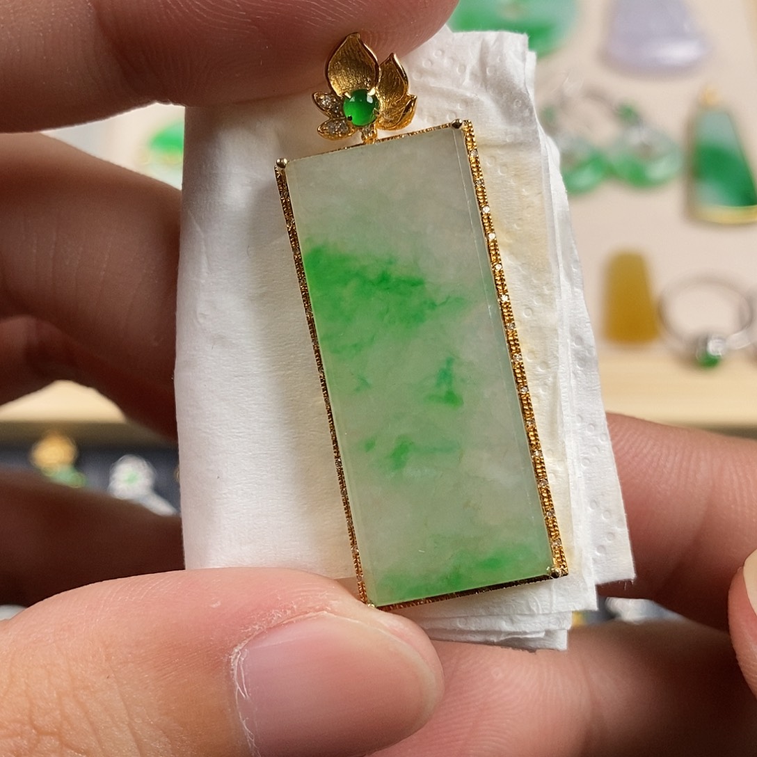 翡翠18K金镶嵌颈饰翡翠