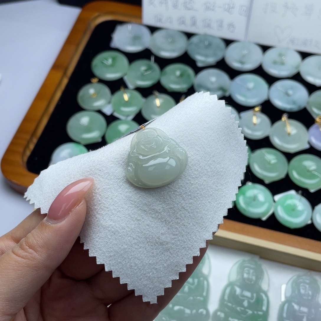 翡翠颈饰未镶嵌佛公