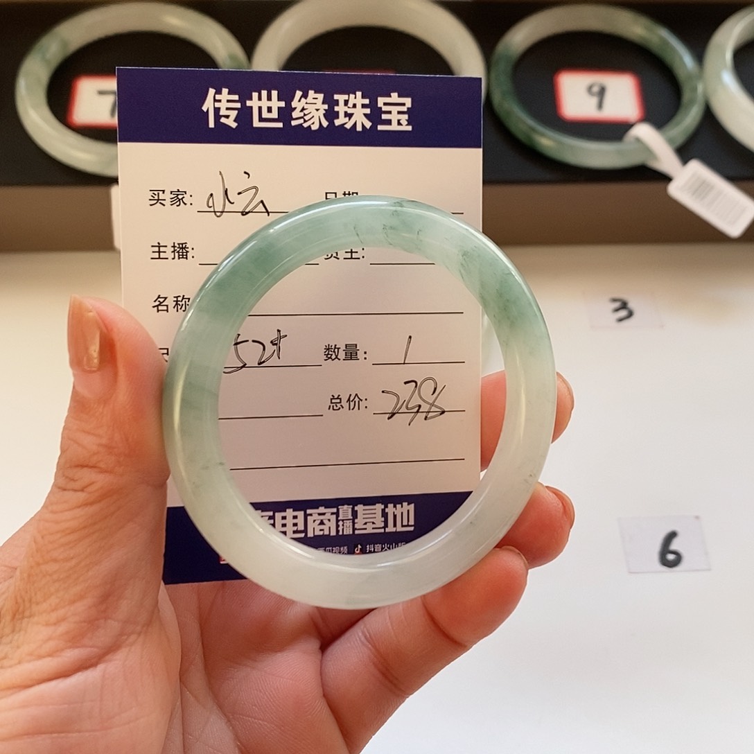 石英质玉手镯未镶嵌小**?