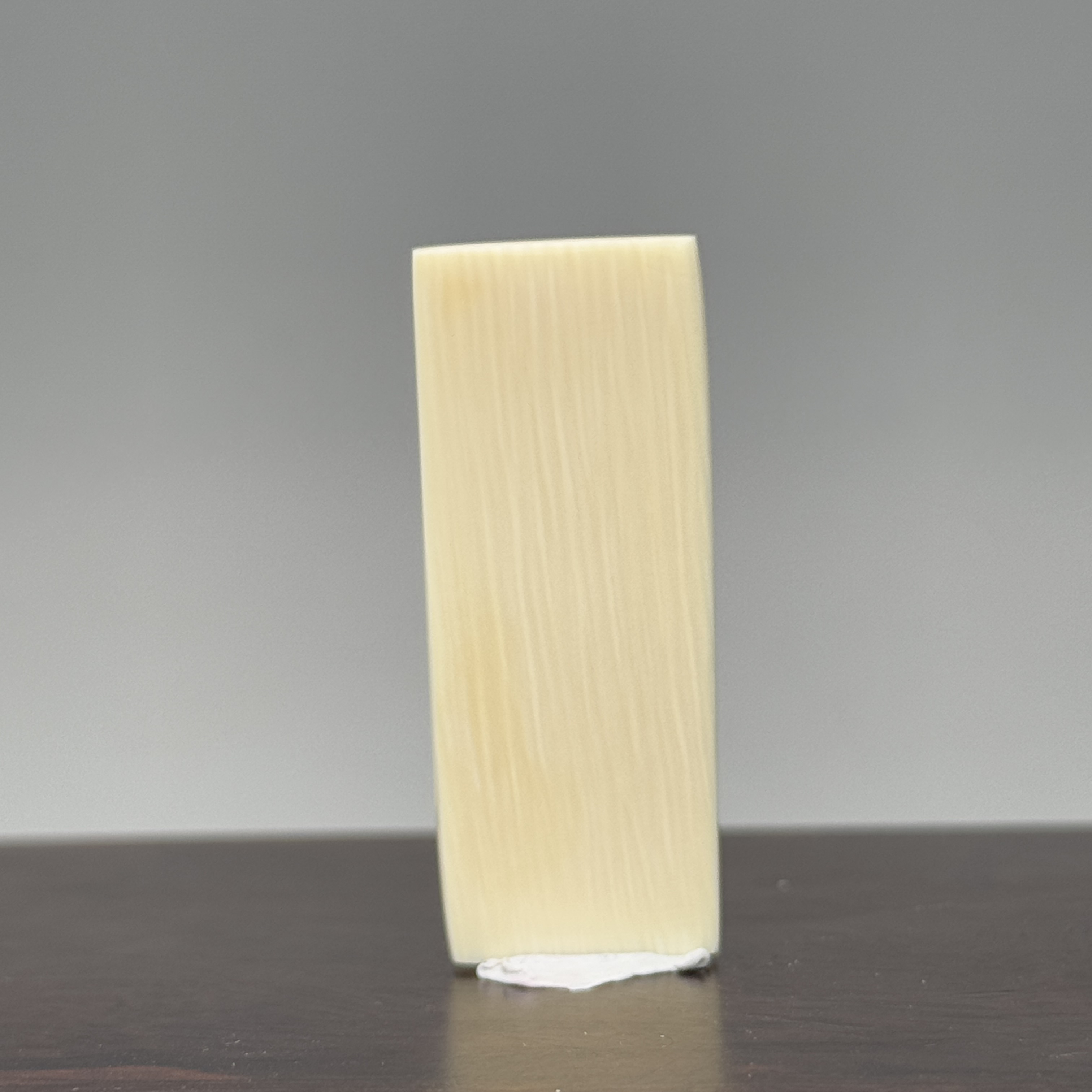 DEZHI/德志42*16*3mm4.5g无事牌天然猛犸牙K583（打孔吊坠绳 )