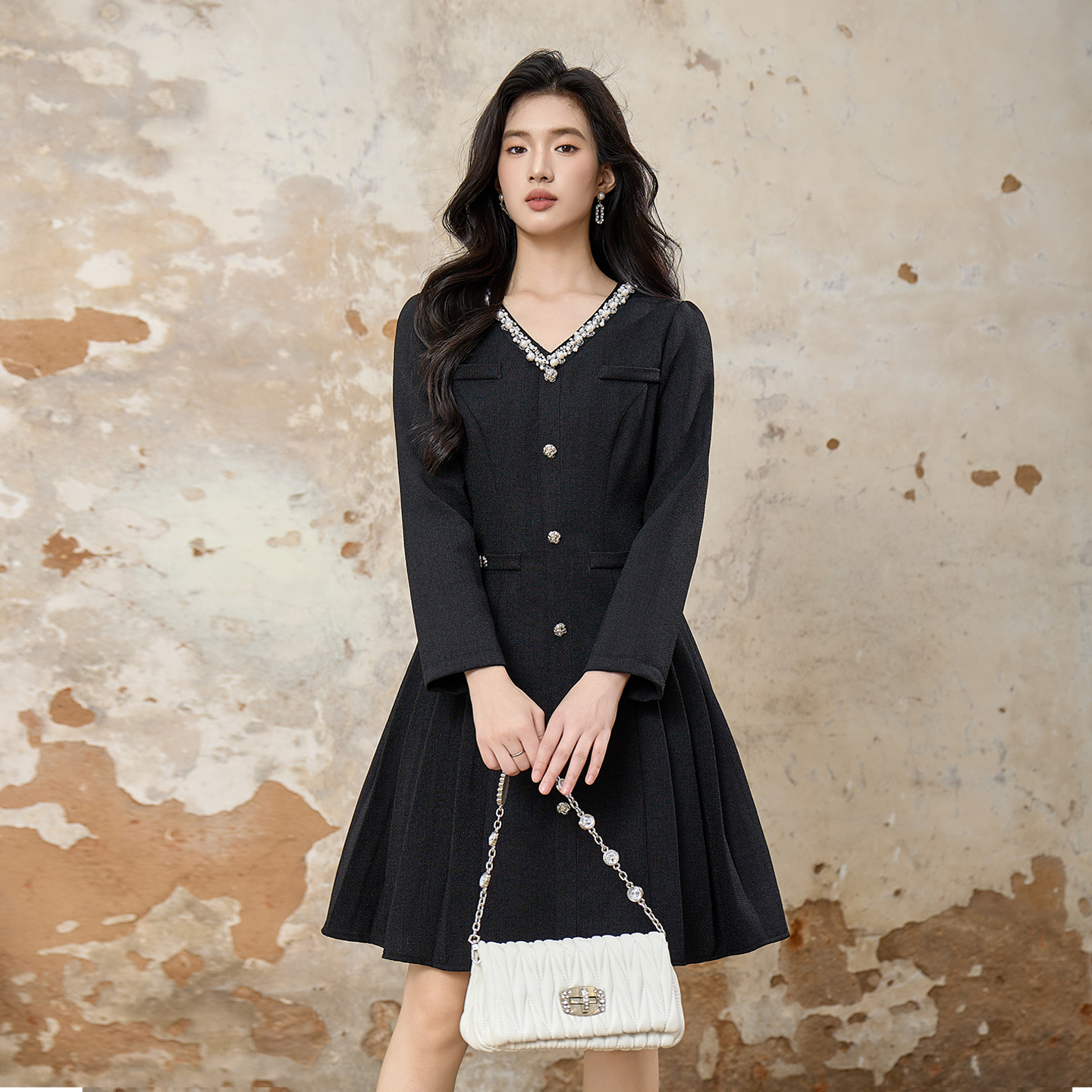 【奢姿】大码女装2025冬时尚珍珠装饰V领连衣裙胖妹妹气质减龄长裙