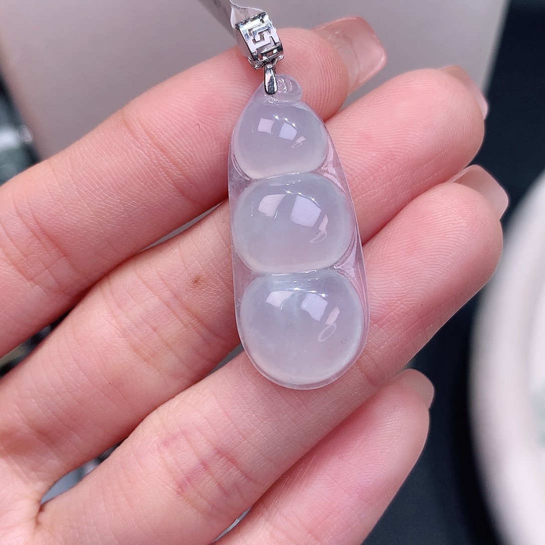 颈饰18K金镶嵌翡翠茅台白福豆