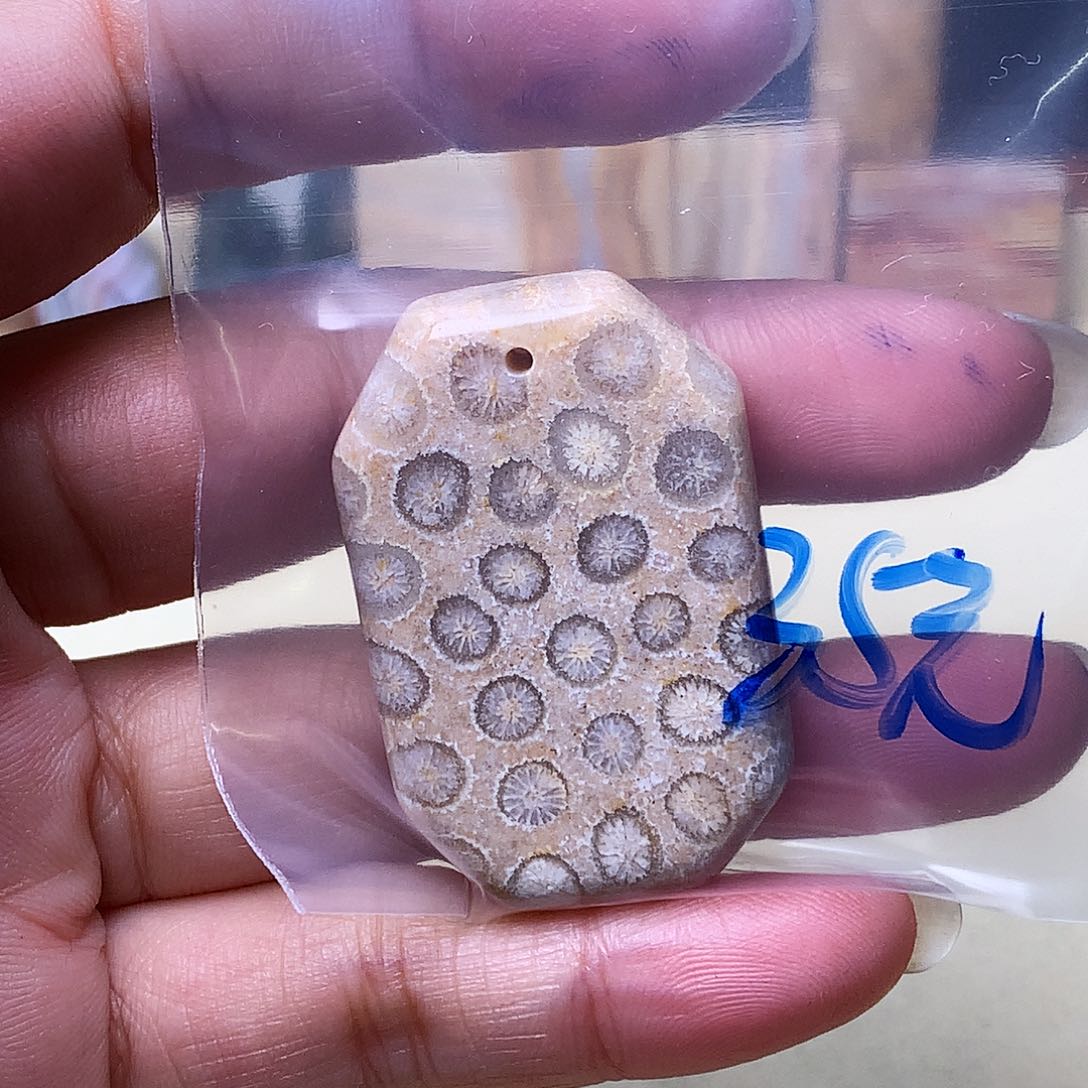 石英质玉颈饰未镶嵌彩*?