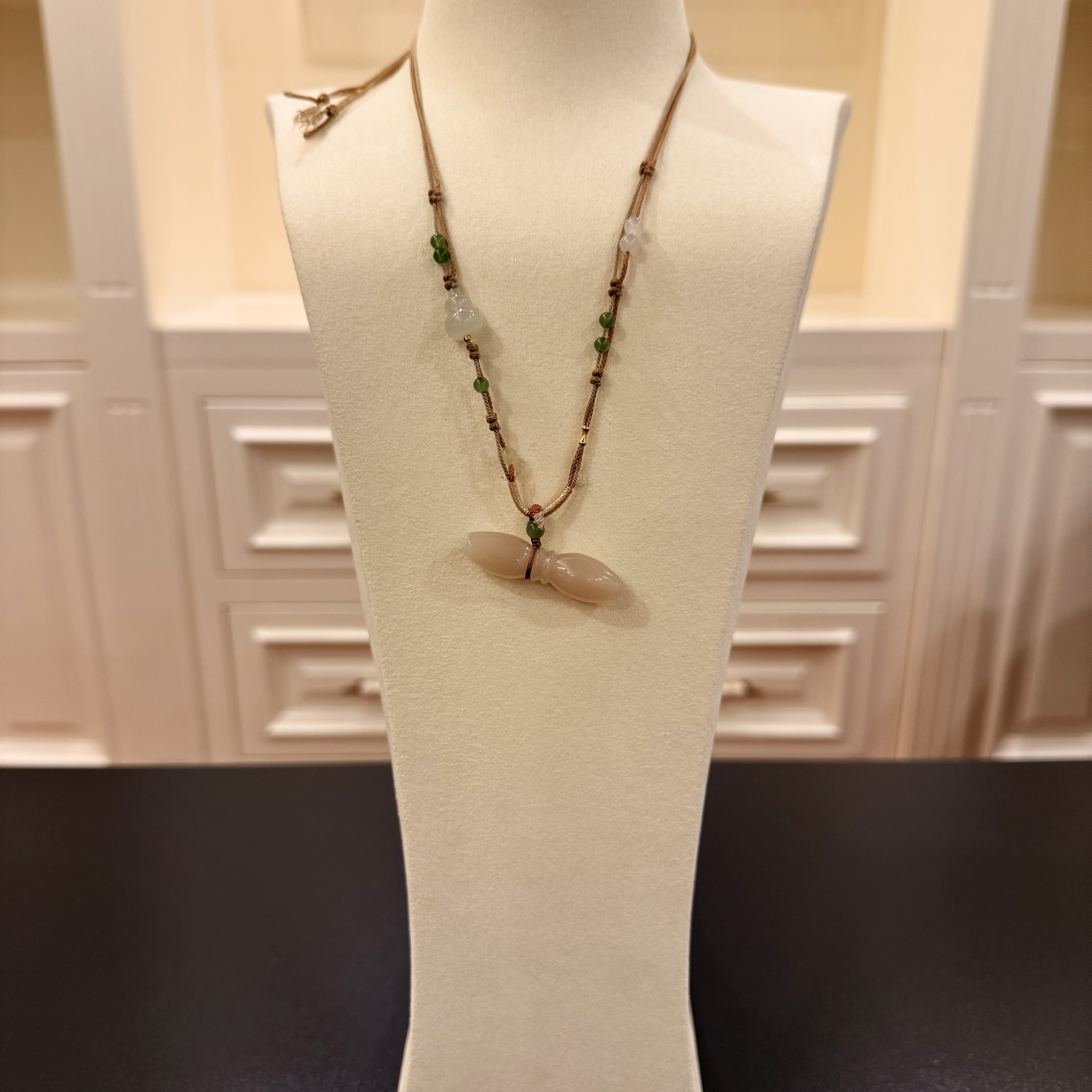 壹屿珠宝     121014    18 K金配件和田玉典藏级颈饰 