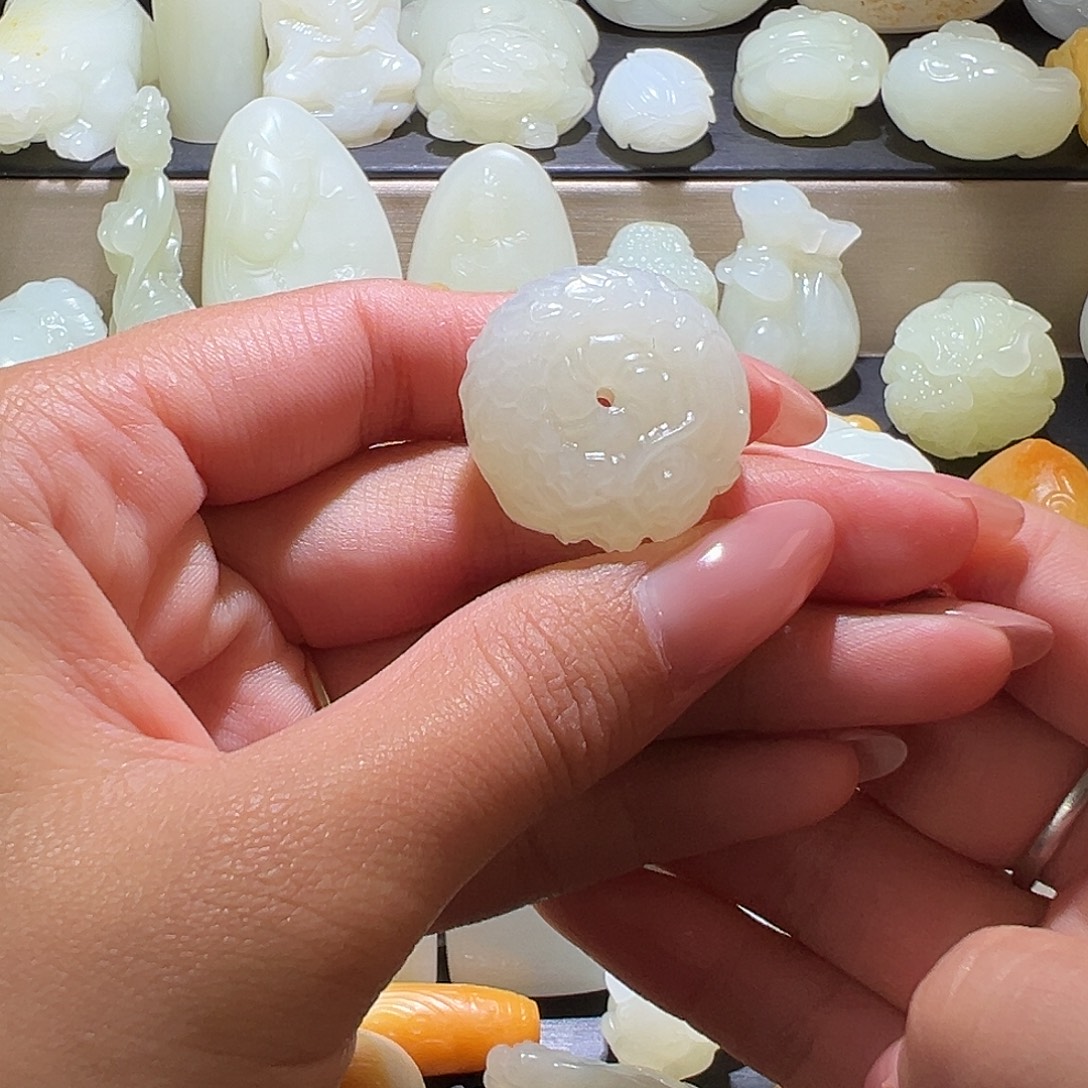 蒋***林和田玉未镶嵌颈饰