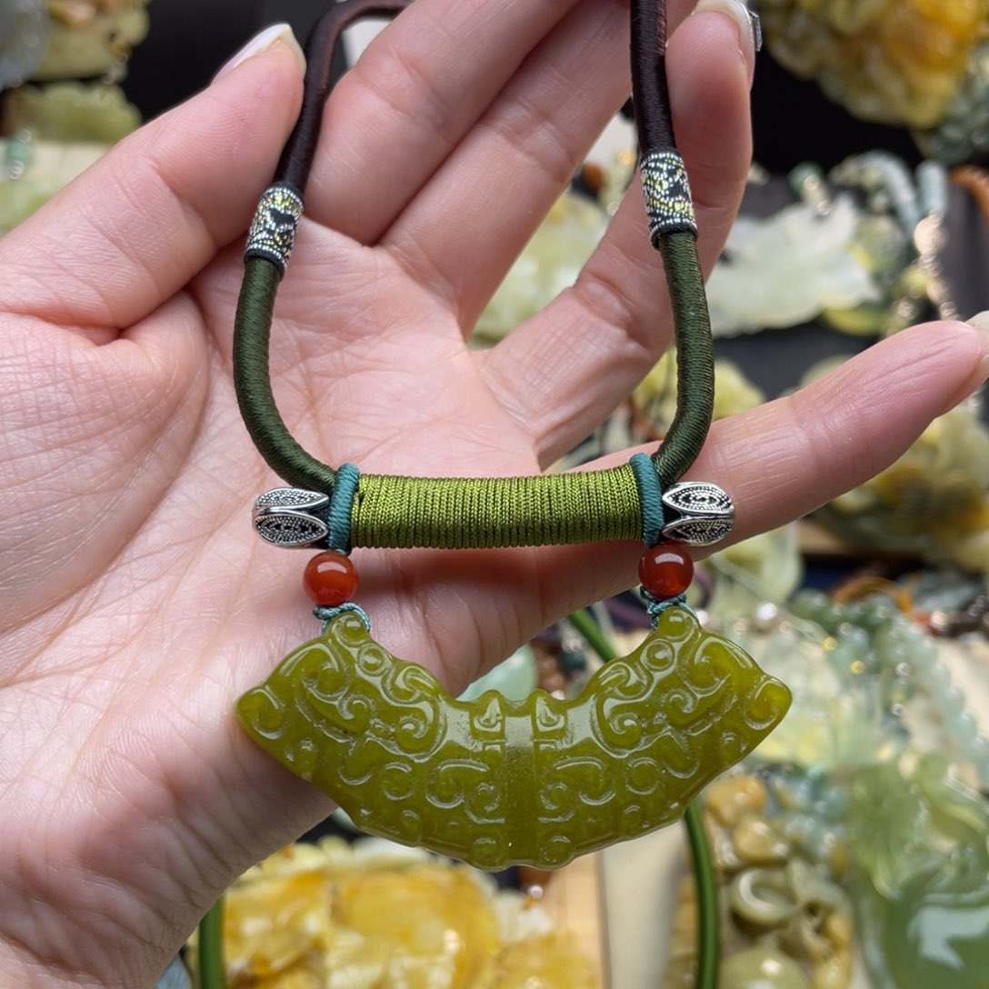 蛇纹石玉颈饰未镶嵌