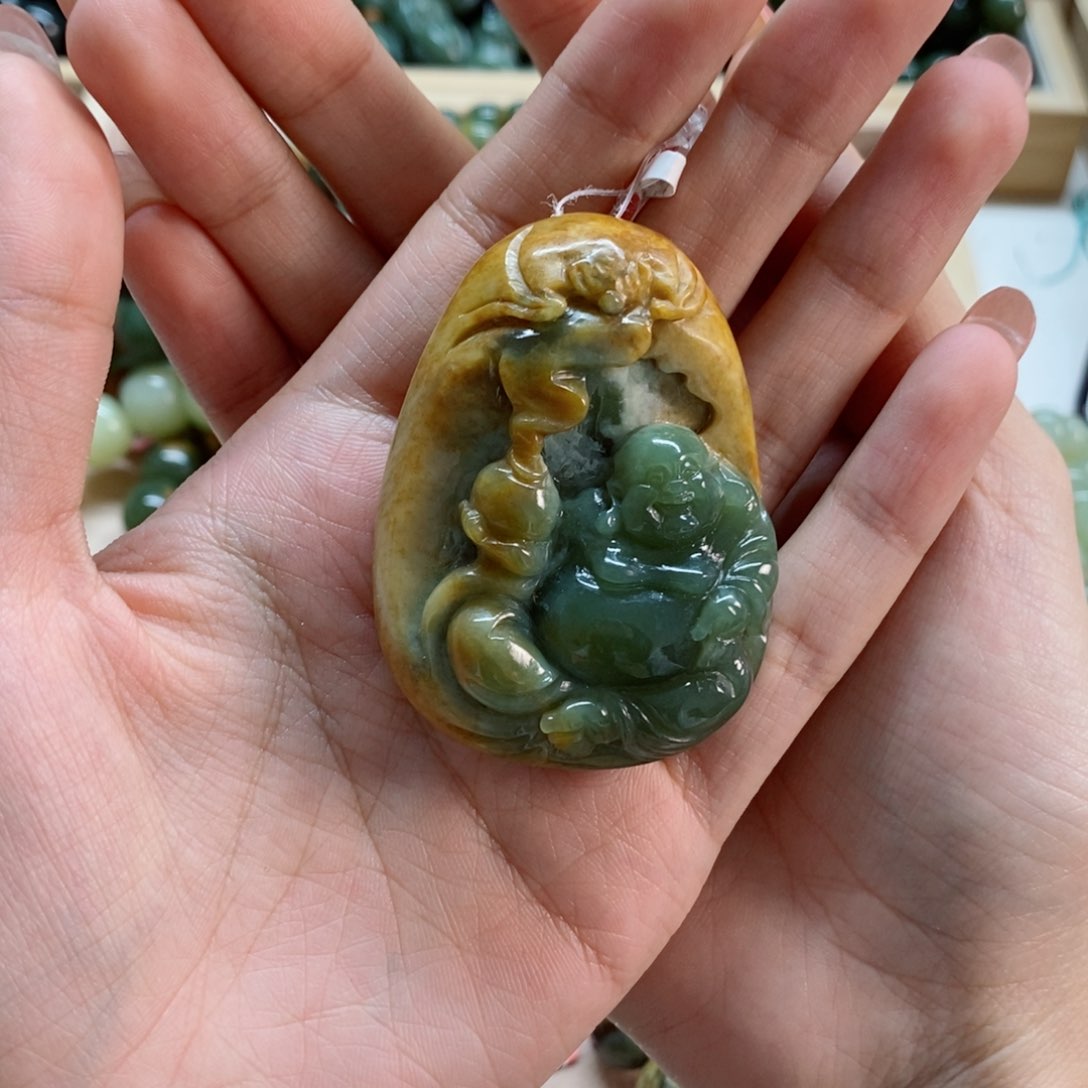 透闪石质玉吊坠未镶嵌胡***?