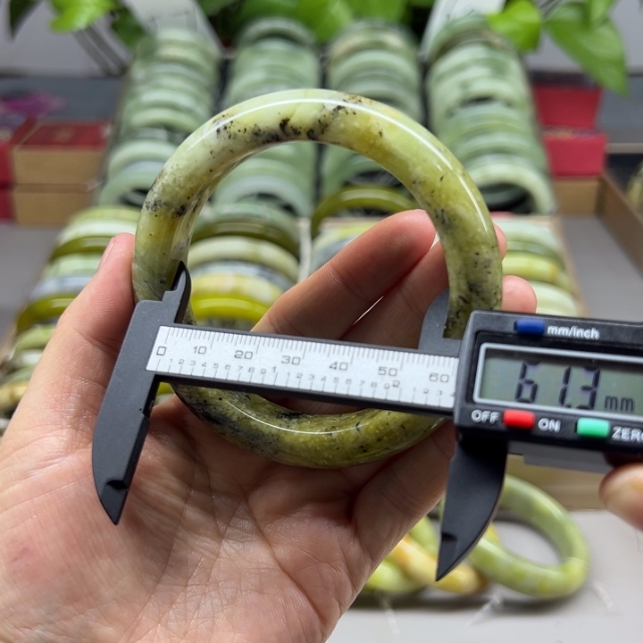 蛇纹石玉未镶嵌手镯80