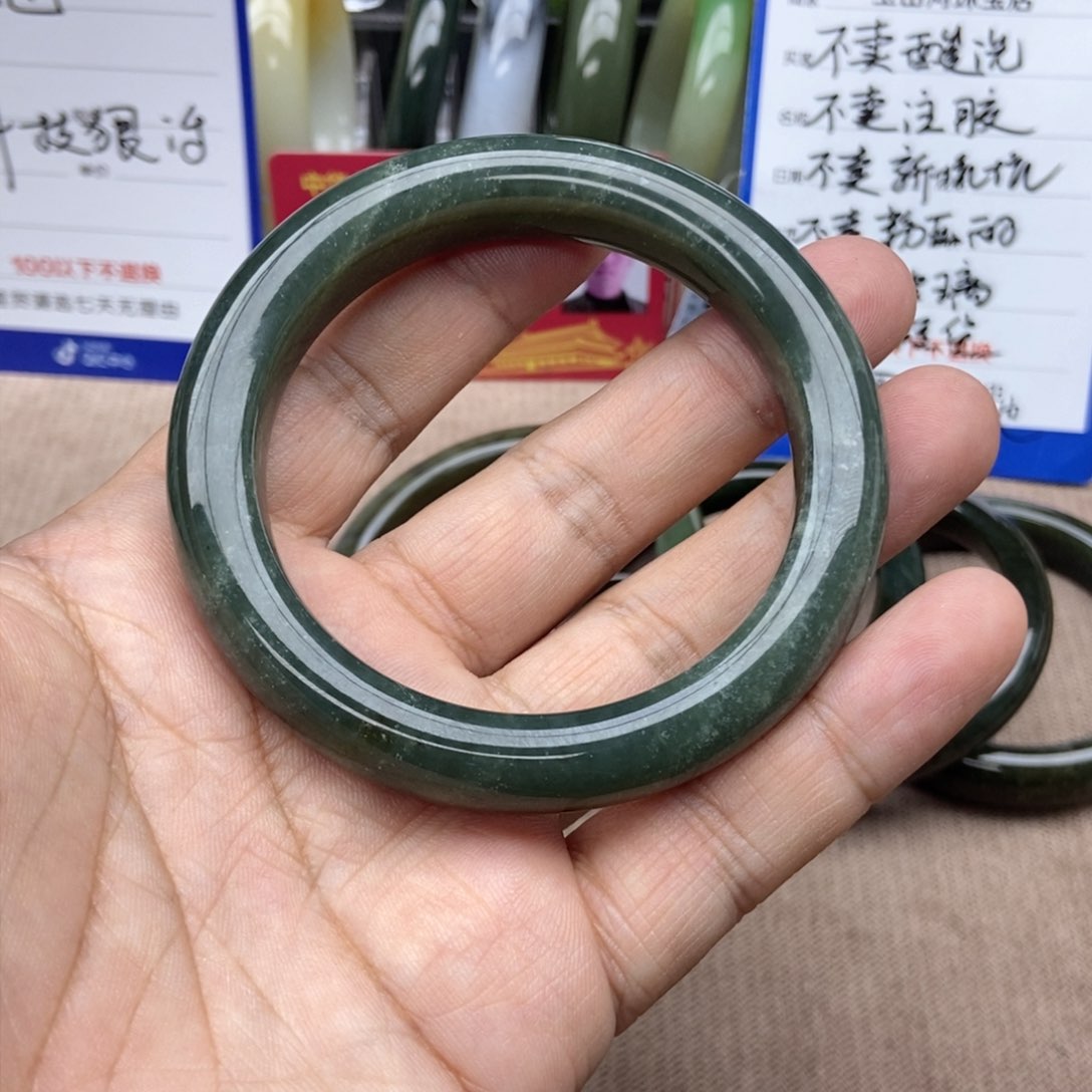 和田玉手镯未镶嵌我****?