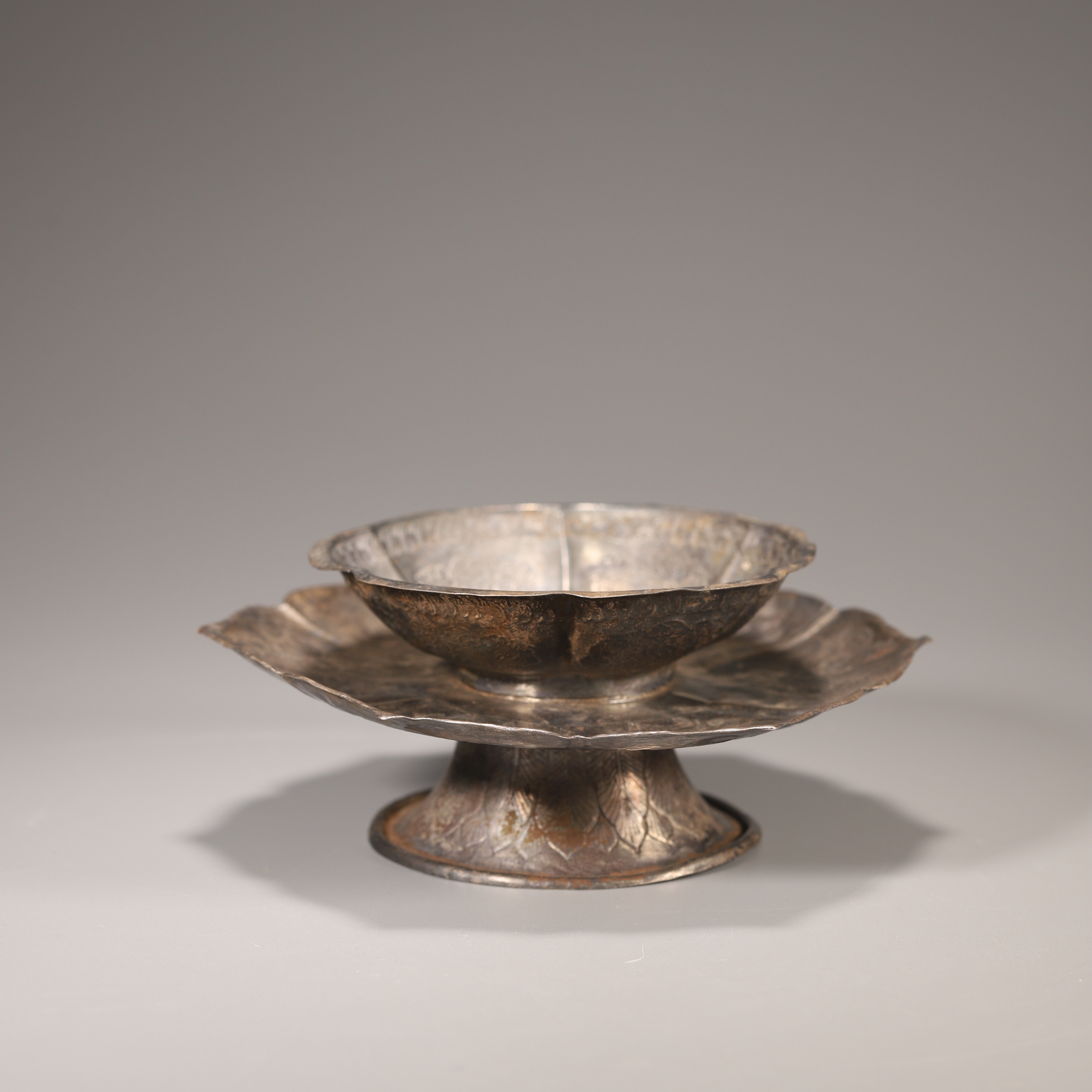 Lot30明代 银錾刻凤凰花卉纹盏托一套