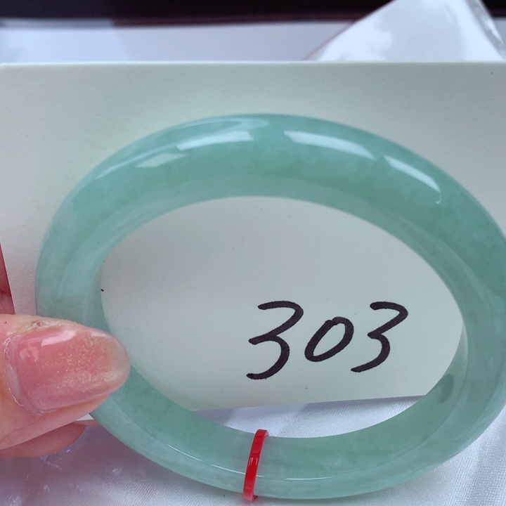 翡翠手镯未镶嵌翡翠