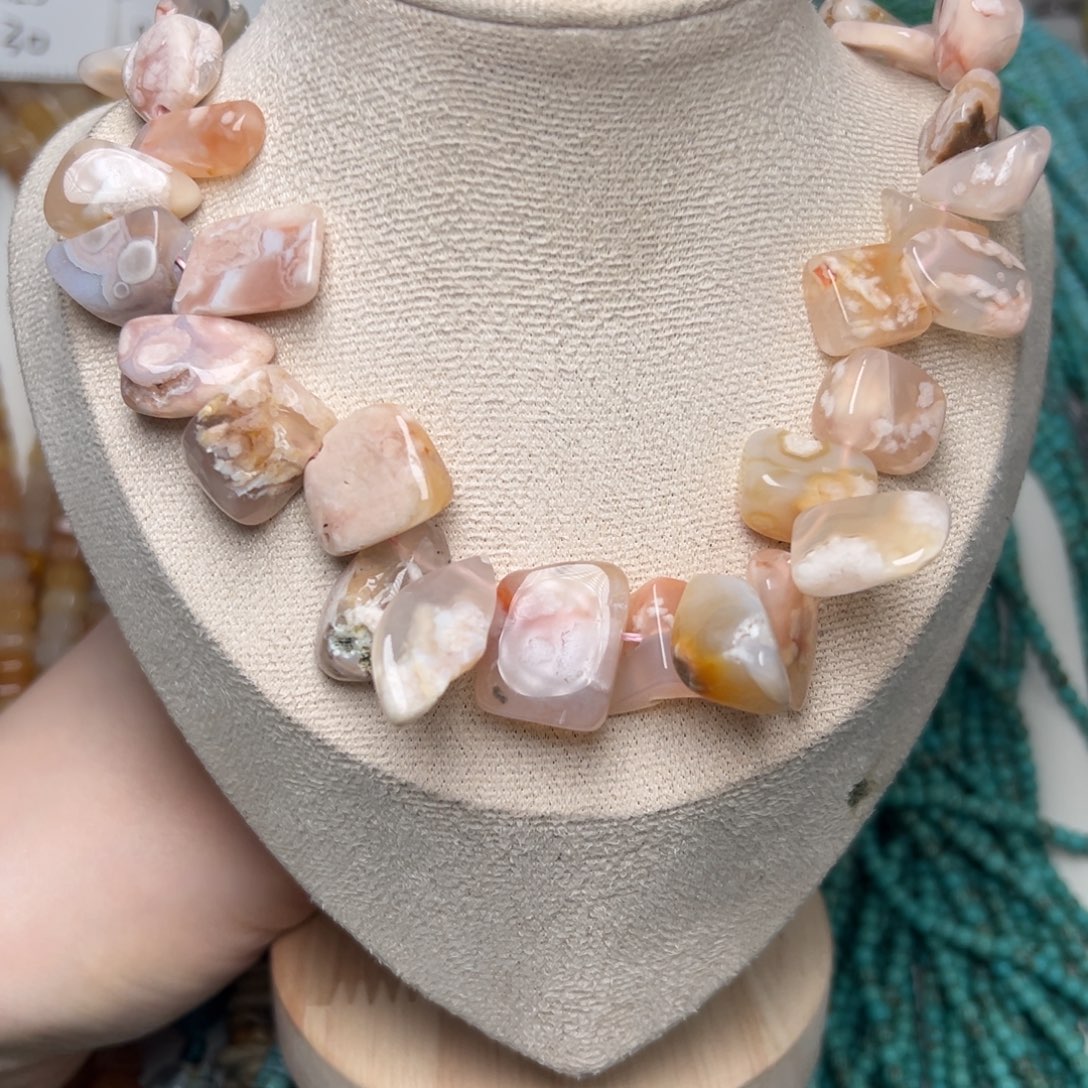 玛瑙/玉髓合金珠宝半成品K432。天然樱花玛瑙随形一条