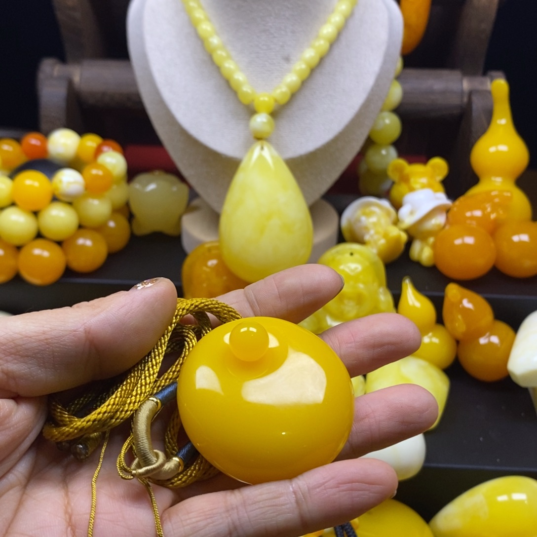 跌***风非金属全品无暇鸡油黄平安扣