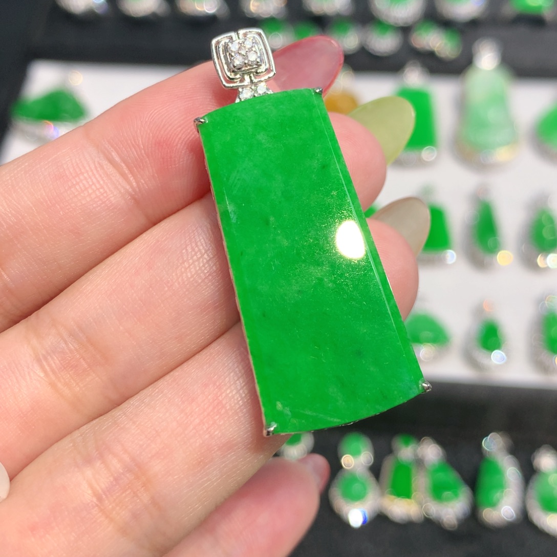 翡翠18K金镶嵌颈饰吊坠