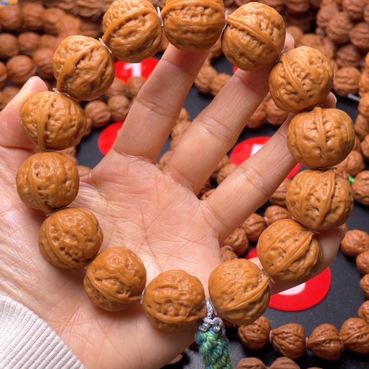 文玩核桃吊坠富甲一方