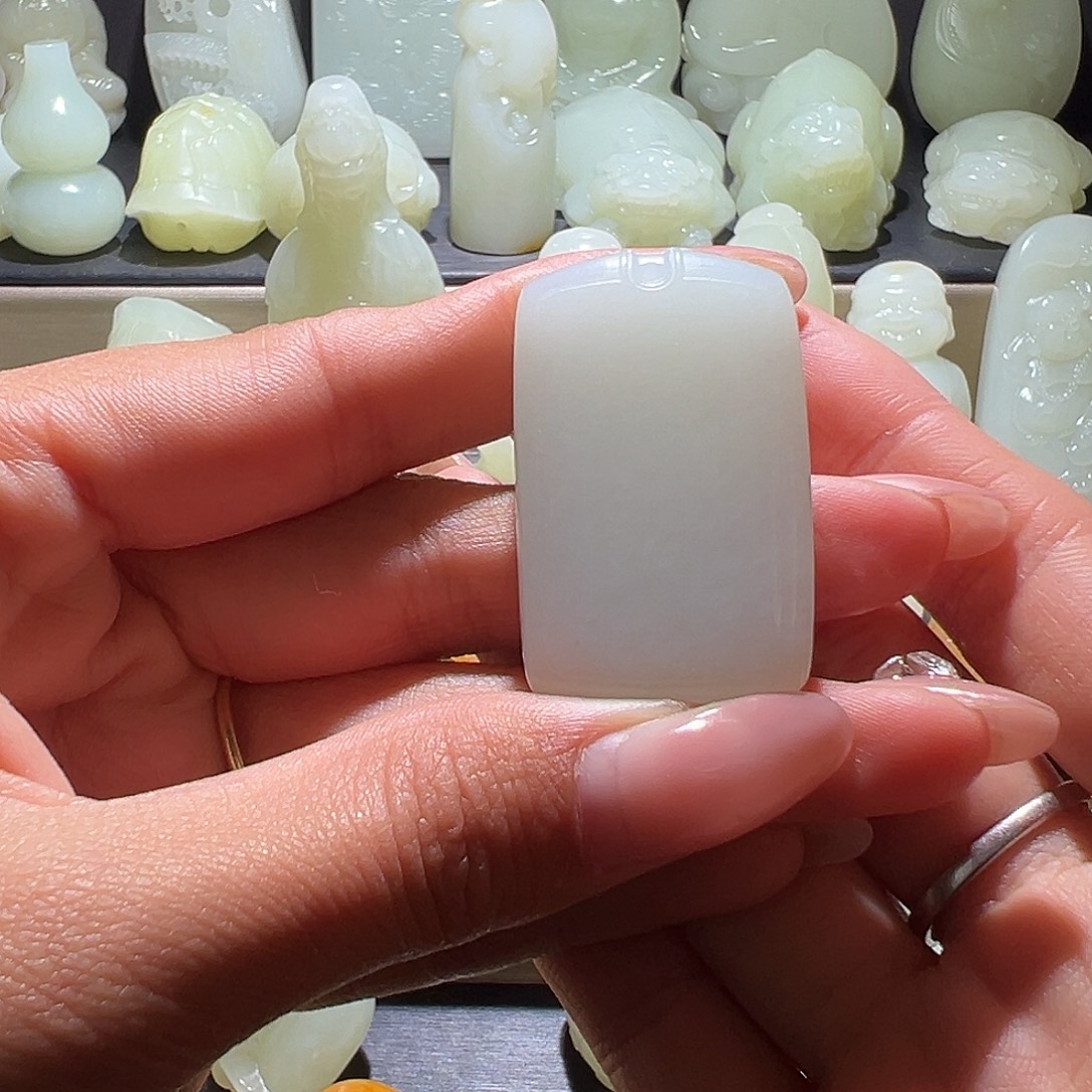 奶***丁和田玉未镶嵌颈饰