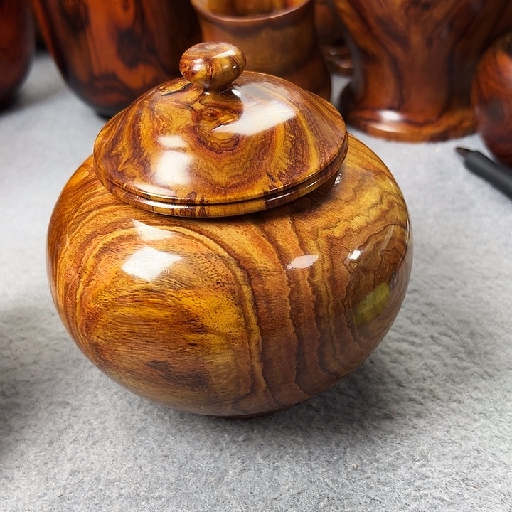 和**财越南黄花梨茶叶罐一个