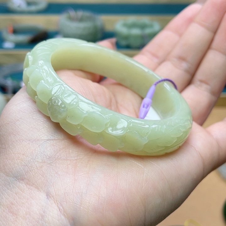 和田玉手镯56圈口。编号62未镶嵌