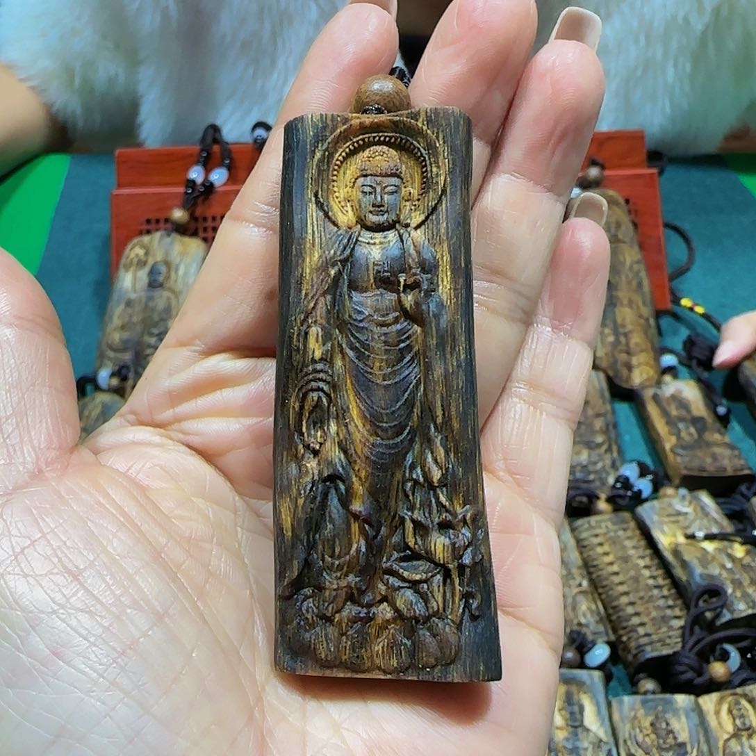 沉香吊坠海南白奇乌身金丝红油雕刻大日如来带绳18.9克