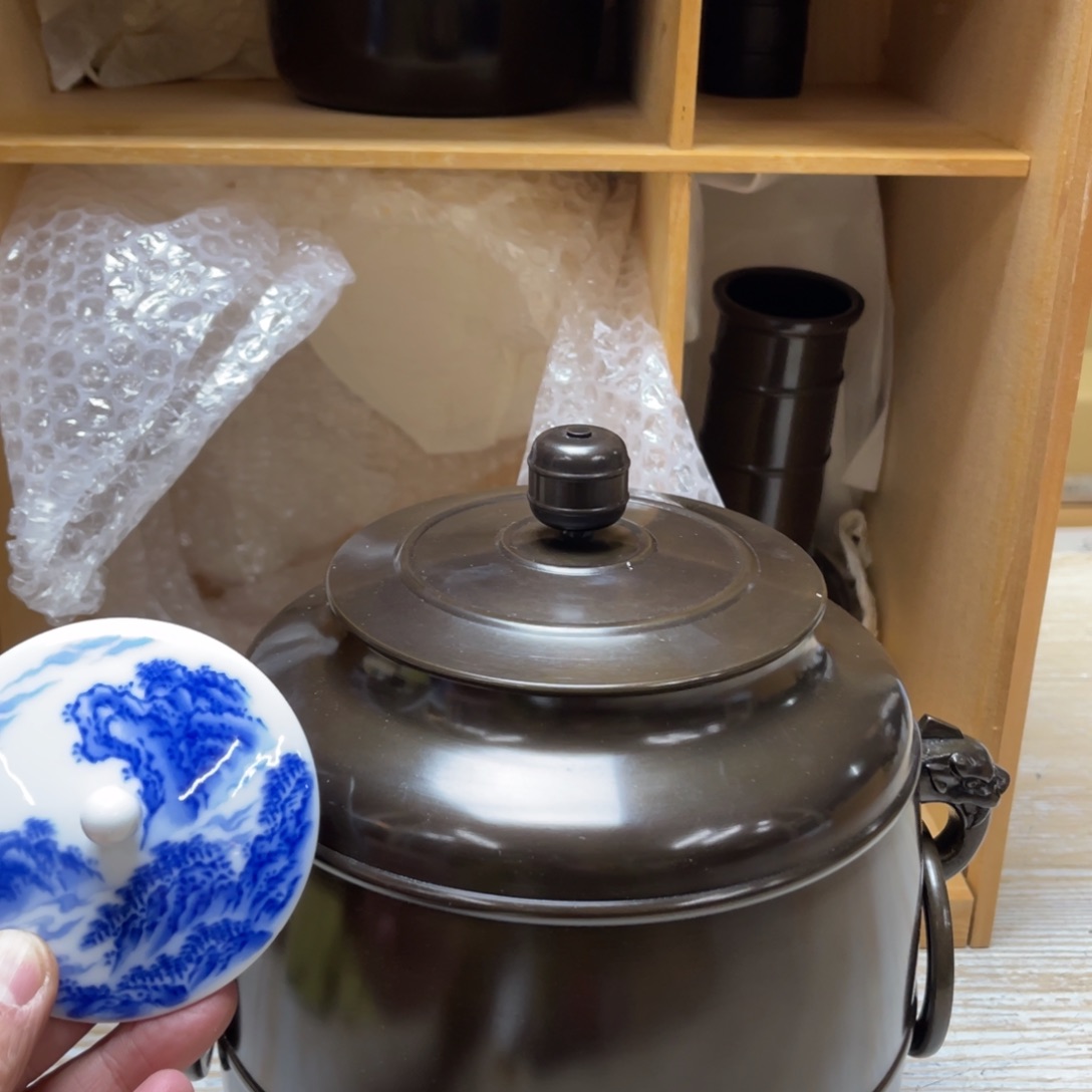 瓷片密密麻麻地排列着一个大