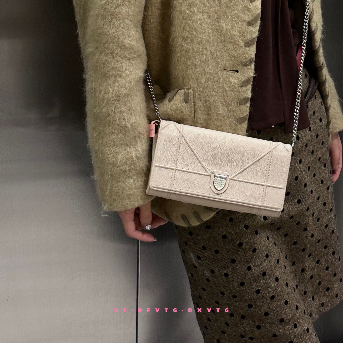 95新 DIOR/迪奥 dior 淡粉色盾牌斜挎包