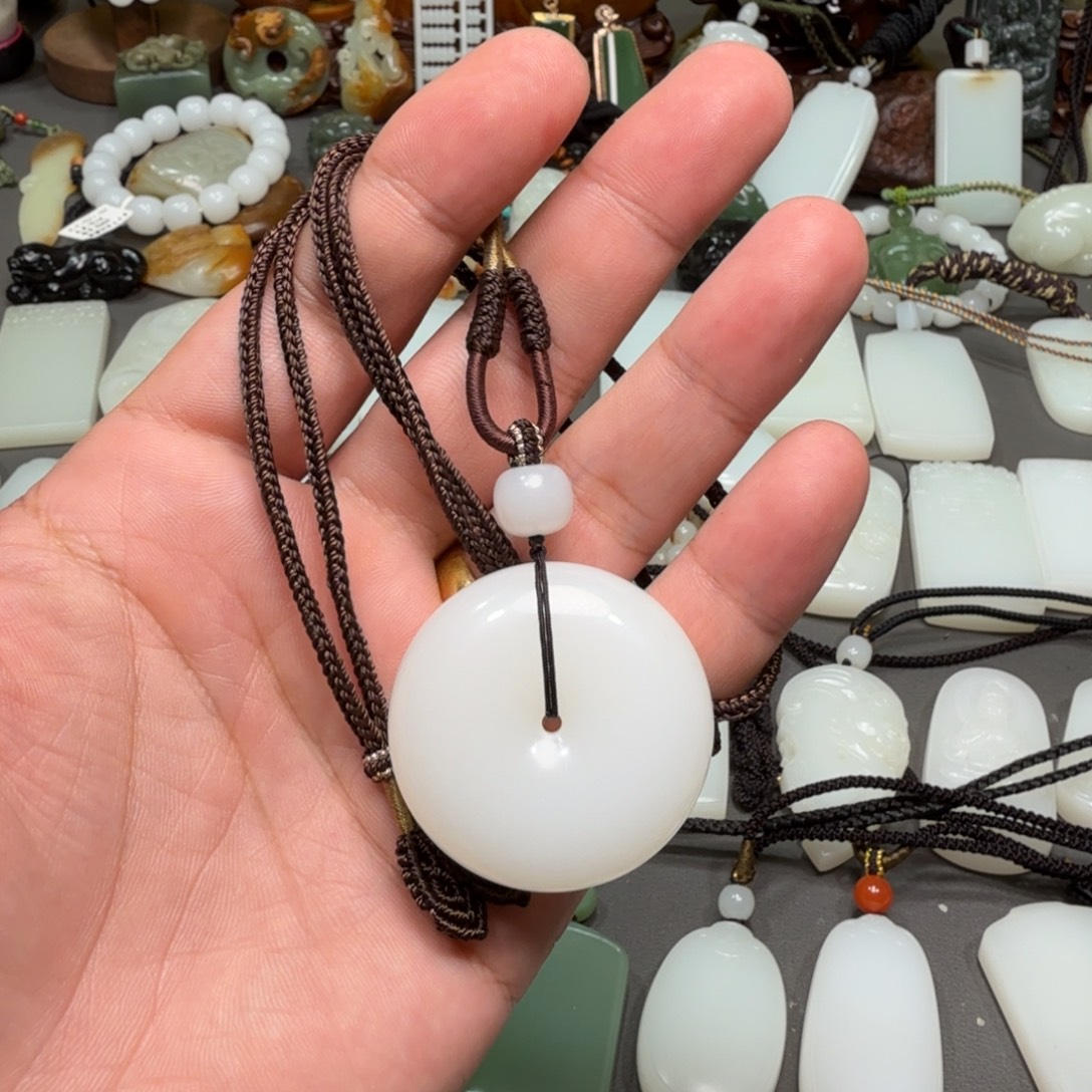 和田玉未镶嵌吊坠(赠链)