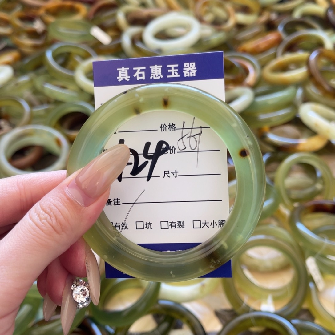 蛇纹石玉手镯未镶嵌