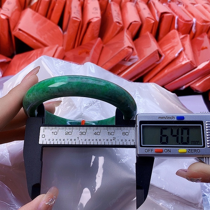 翡翠手镯未镶嵌51。   