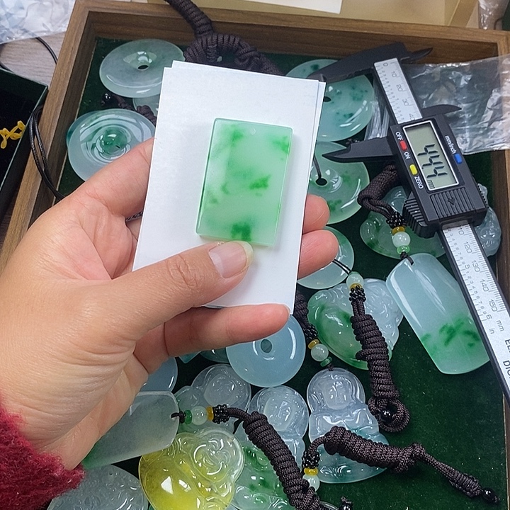 月***鸟翡翠未镶嵌颈饰无事牌
