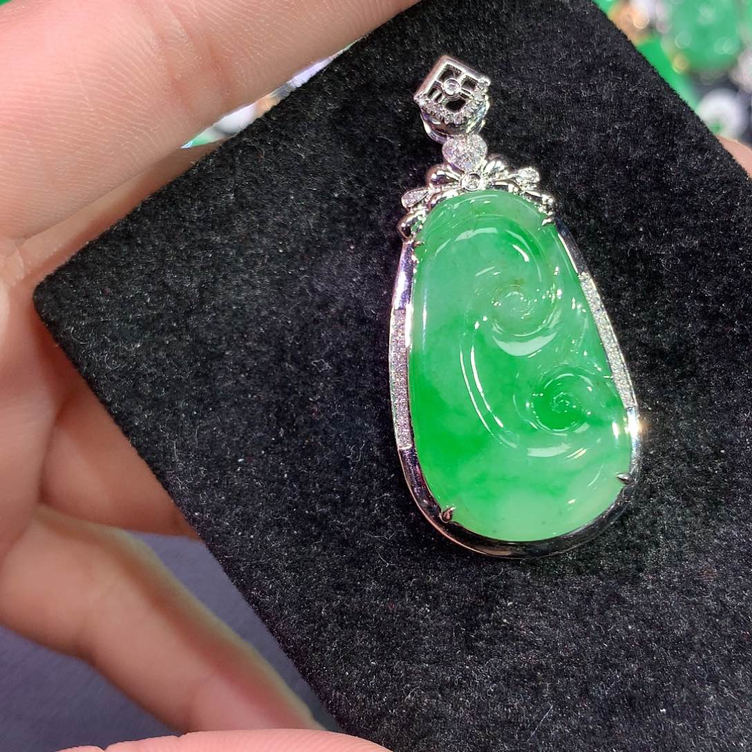 翡翠吊坠(赠链)18K金镶嵌