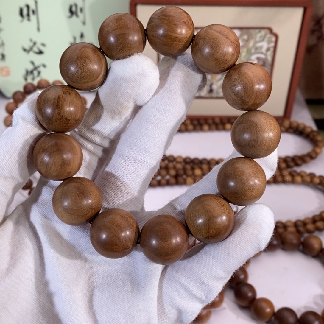 檀香木手串/手链顺纹黑肉18品相不好