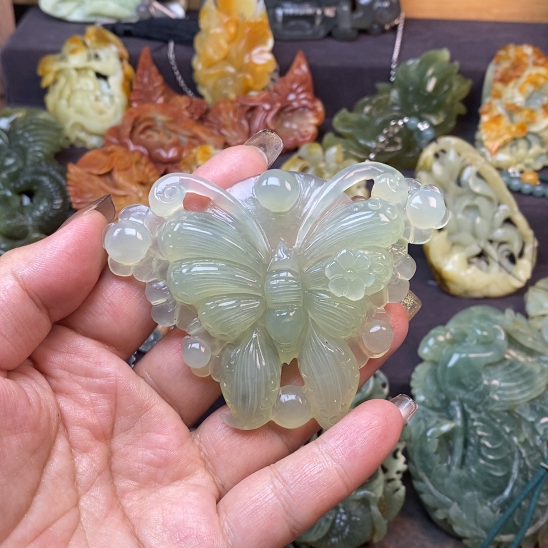 小***白蛇纹石玉未镶嵌颈饰