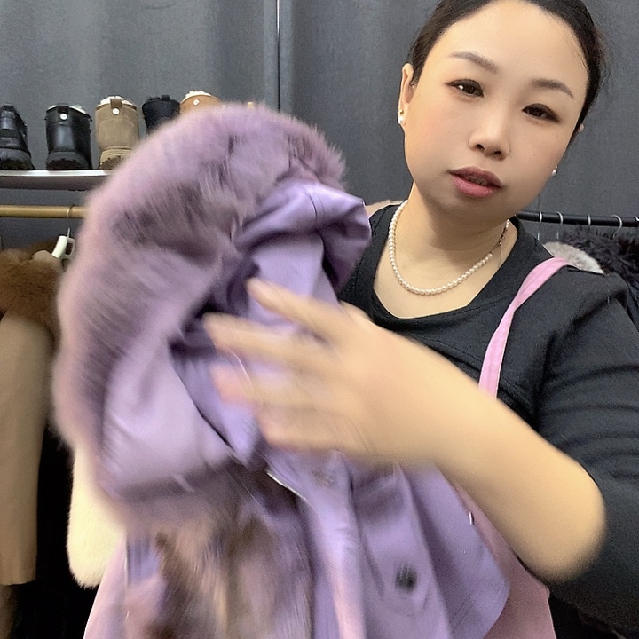 霞****紫色皮草外套