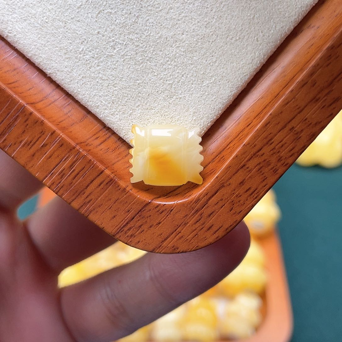 琥珀裸石未镶嵌蜜蜡