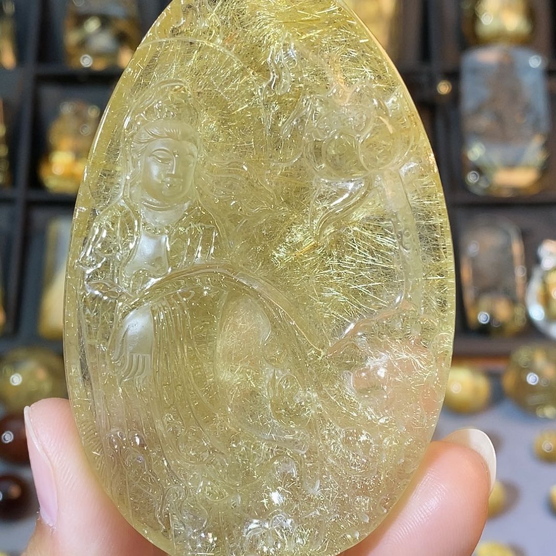 颈饰水晶未镶嵌天然发晶金皮子观音摆件