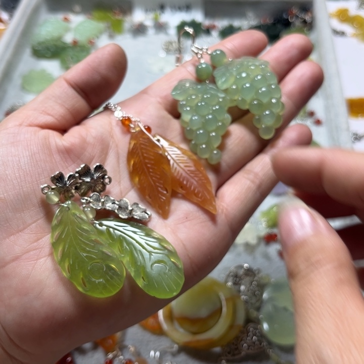 蛇纹石玉合金耳饰