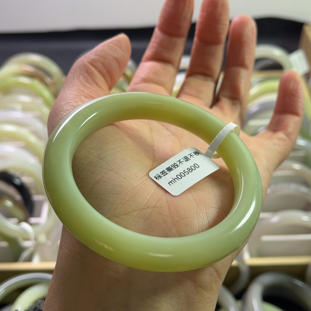 和田玉手镯60圈口未镶嵌