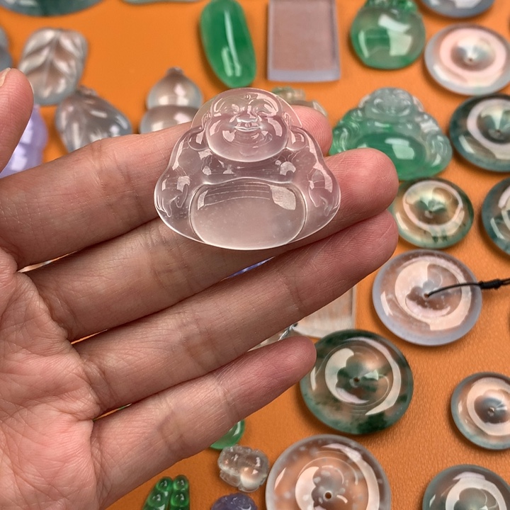 翡翠挂件未镶嵌…..