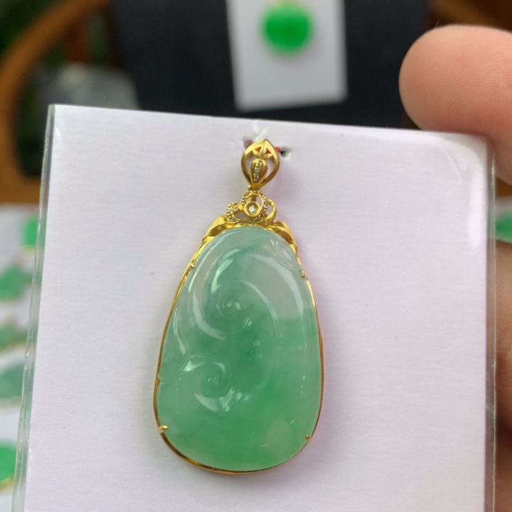 翡翠18K金镶嵌颈饰