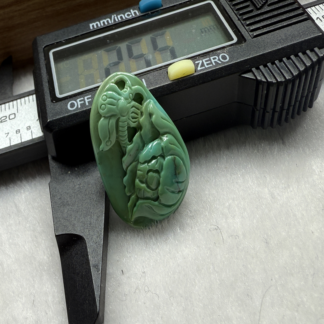 湖北十堰精品原矿绿松石荷间蜓影吊坠