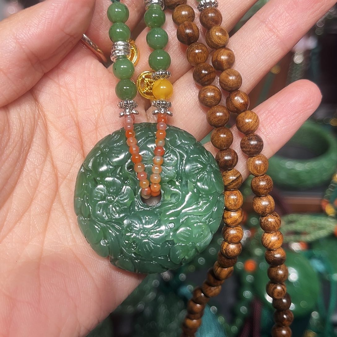 颈饰未镶嵌和田玉（糖玉）